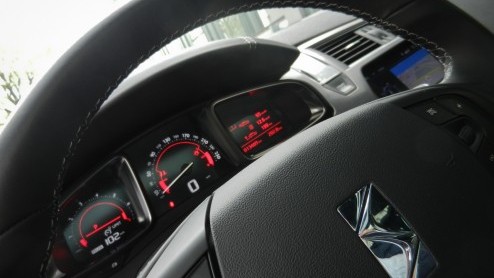 De nieuwe Citron DS5 is geen auto die zomaar in een hokje te plaatsen valt. En daar zijn de Fransen ongetwijfeld heel blij mee. Is het een sportieve crossover of toch vooral een vijfdeurs eye-catcher