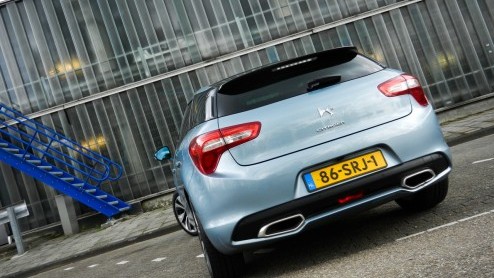De nieuwe Citron DS5 is geen auto die zomaar in een hokje te plaatsen valt. En daar zijn de Fransen ongetwijfeld heel blij mee. Is het een sportieve crossover of toch vooral een vijfdeurs eye-catcher