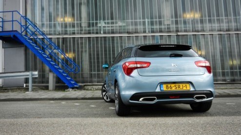 De nieuwe Citron DS5 is geen auto die zomaar in een hokje te plaatsen valt. En daar zijn de Fransen ongetwijfeld heel blij mee. Is het een sportieve crossover of toch vooral een vijfdeurs eye-catcher