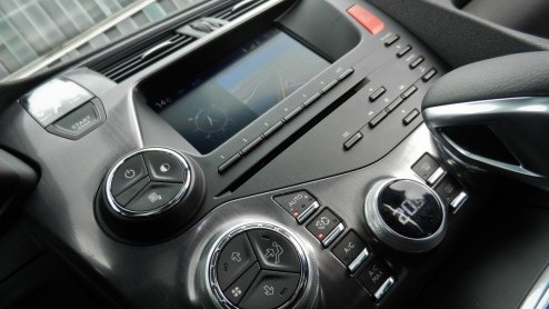 De nieuwe Citron DS5 is geen auto die zomaar in een hokje te plaatsen valt. En daar zijn de Fransen ongetwijfeld heel blij mee. Is het een sportieve crossover of toch vooral een vijfdeurs eye-catcher