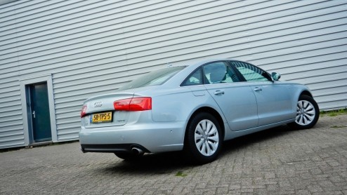 Nadat Lexus en Infiniti het kunstje hebben voorgedaan komt nu ook Audi met een hybride sedan. In tegenstelling tot de Japanners is bij de A6 Hybrid voor maximale efficintie geen zescilinder maar een