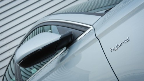 Nadat Lexus en Infiniti het kunstje hebben voorgedaan komt nu ook Audi met een hybride sedan. In tegenstelling tot de Japanners is bij de A6 Hybrid voor maximale efficintie geen zescilinder maar een