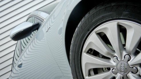 Nadat Lexus en Infiniti het kunstje hebben voorgedaan komt nu ook Audi met een hybride sedan. In tegenstelling tot de Japanners is bij de A6 Hybrid voor maximale efficintie geen zescilinder maar een