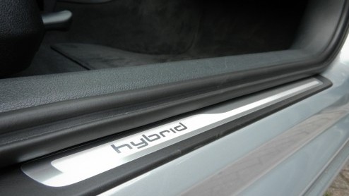 Nadat Lexus en Infiniti het kunstje hebben voorgedaan komt nu ook Audi met een hybride sedan. In tegenstelling tot de Japanners is bij de A6 Hybrid voor maximale efficintie geen zescilinder maar een