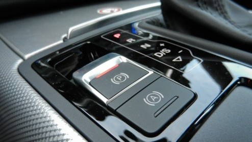 Nadat Lexus en Infiniti het kunstje hebben voorgedaan komt nu ook Audi met een hybride sedan. In tegenstelling tot de Japanners is bij de A6 Hybrid voor maximale efficintie geen zescilinder maar een
