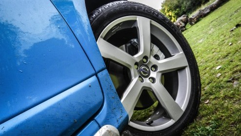 Voor Mercedes-Benz is de Volvo XC60 de grootste concurrent van de GLK-Klasse, die onlangs fijntjes is bijgepunt. Hoewel ze in design volledig hun eigen weg bewandelen, zijn beiden zeer comfortgericht.