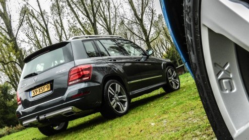 Voor Mercedes-Benz is de Volvo XC60 de grootste concurrent van de GLK-Klasse, die onlangs fijntjes is bijgepunt. Hoewel ze in design volledig hun eigen weg bewandelen, zijn beiden zeer comfortgericht.