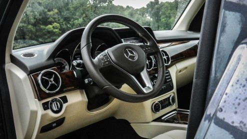 Voor Mercedes-Benz is de Volvo XC60 de grootste concurrent van de GLK-Klasse, die onlangs fijntjes is bijgepunt. Hoewel ze in design volledig hun eigen weg bewandelen, zijn beiden zeer comfortgericht.