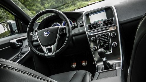 Voor Mercedes-Benz is de Volvo XC60 de grootste concurrent van de GLK-Klasse, die onlangs fijntjes is bijgepunt. Hoewel ze in design volledig hun eigen weg bewandelen, zijn beiden zeer comfortgericht.