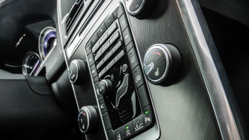 Voor Mercedes-Benz is de Volvo XC60 de grootste concurrent van de GLK-Klasse, die onlangs fijntjes is bijgepunt. Hoewel ze in design volledig hun eigen weg bewandelen, zijn beiden zeer comfortgericht.