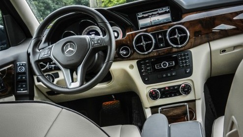 Voor Mercedes-Benz is de Volvo XC60 de grootste concurrent van de GLK-Klasse, die onlangs fijntjes is bijgepunt. Hoewel ze in design volledig hun eigen weg bewandelen, zijn beiden zeer comfortgericht.