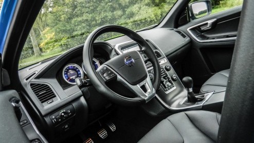 Voor Mercedes-Benz is de Volvo XC60 de grootste concurrent van de GLK-Klasse, die onlangs fijntjes is bijgepunt. Hoewel ze in design volledig hun eigen weg bewandelen, zijn beiden zeer comfortgericht.