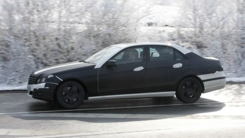 De nieuwe generatie Mercedes-Benz E-Klasse is pas over ruim een jaar gepland, maar de ontwikkeling is natuurlijk al lang in gang gezet. Daarom kunnen we alvast nieuwe exclusieve beelden tonen van de k