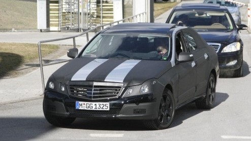 De introductie van de nieuwe Mercedes-Benz E-klasse staat weliswaar voor 2009 gepland, maar ondertussen rijdt de opvolger van de populaire zakensedan al in het geniep zijn rondes. Hoewel we nog niet v