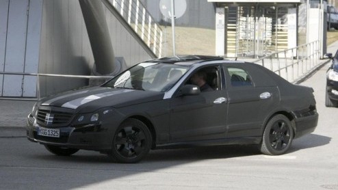 De introductie van de nieuwe Mercedes-Benz E-klasse staat weliswaar voor 2009 gepland, maar ondertussen rijdt de opvolger van de populaire zakensedan al in het geniep zijn rondes. Hoewel we nog niet v