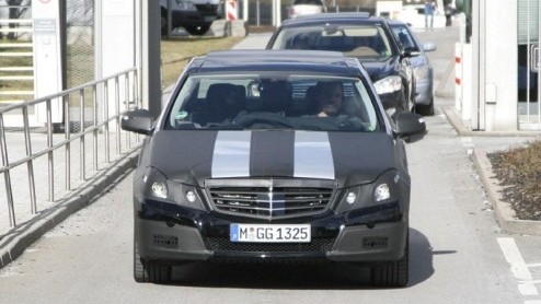 De introductie van de nieuwe Mercedes-Benz E-klasse staat weliswaar voor 2009 gepland, maar ondertussen rijdt de opvolger van de populaire zakensedan al in het geniep zijn rondes. Hoewel we nog niet v