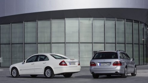 Mercedes-Benz introduceert twee nieuwe uitvoeringen van de E-Klasse. De E350 CGI en E300 Bluetec. Het zijn de voorlopers van een nieuwe generatie zuinige en milieuvriendelijke personenautos met benzi