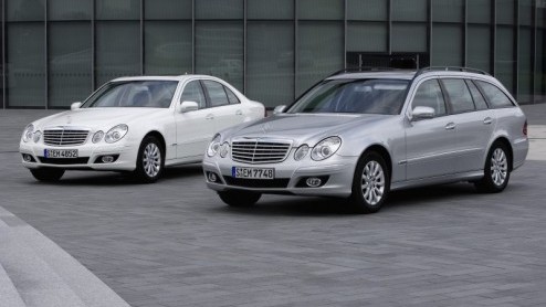 Mercedes-Benz introduceert twee nieuwe uitvoeringen van de E-Klasse. De E350 CGI en E300 Bluetec. Het zijn de voorlopers van een nieuwe generatie zuinige en milieuvriendelijke personenautos met benzi