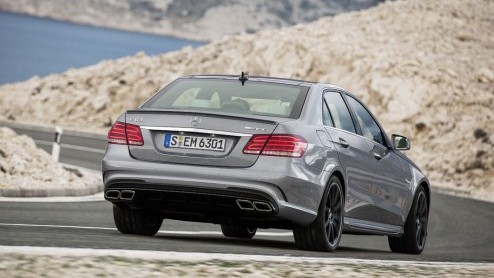 Mercedes-Benz heeft meer informatie naar buiten gebracht omtrent de vernieuwde E63 AMG. Het topmodel is krachtiger dan voorheen, kan met 4Matic permanente vierwielaandrijving worden geleverd en als ke