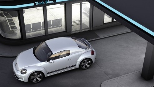 Traditiegetrouw pakt Volkswagen op vrijwel elke internationale autoshow uit. Zo ook in Detroit, met de E-Bugster. Een platgeslagen Beetle met volledig elektrische aandrijving.