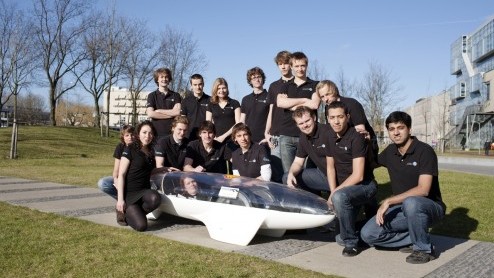 De kickoff van de Shell Eco-Marathon is een feit. In mei van dit jaar jaar staat onze eigen havenstad Rotterdam centraal in de 28e editie van de Europese zuinigheidswedstrijd. Ons land doet mee met 17