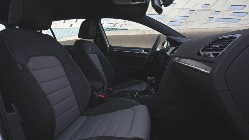 Volkswagen Golf leverbaar met R-Line pakketten.
