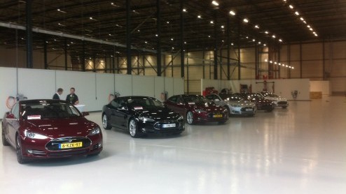 Vandaag is de assemblageplant van Tesla in Tilburg officieel geopend. Wij waren erbij en mochten tevens een kijkje nemen in de keuken. En daar deden we een wel heel bijzondere ontdekking.