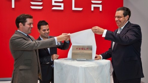 Vandaag is de assemblageplant van Tesla in Tilburg officieel geopend. Wij waren erbij en mochten tevens een kijkje nemen in de keuken. En daar deden we een wel heel bijzondere ontdekking.
