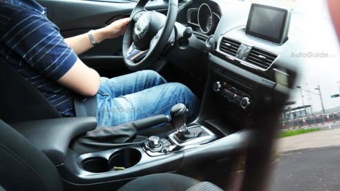 Spyshot nieuwe Mazda3 toont interieur. Mazda introduceert de Mazda 3 tijdens IAA Frankfurt in september 2013.