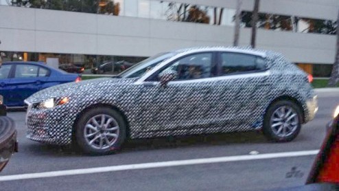 Spyshot nieuwe Mazda3 toont interieur. Mazda introduceert de Mazda 3 tijdens IAA Frankfurt in september 2013.