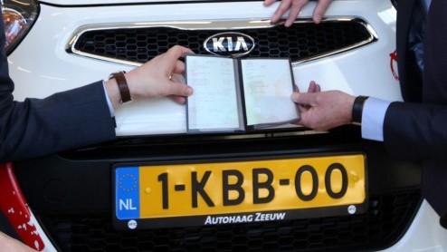 In Den Haag is de eerste auto voorzien van de nieuwe kentekenserie van de RDW.