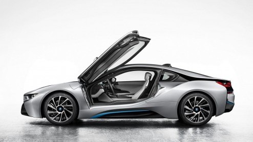 Via een Russische site zijn de eerste beelden van de productieversie van de BMW i8 gelekt. Op 10 september wordt de plug-inhybride definitief onthuld op de IAA in Frankfurt.