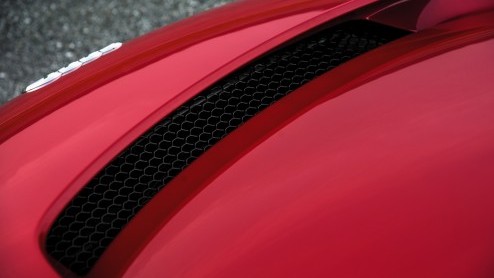 Korte rijtest van de Audi R8 e-tron op het circuit van luchthaven Berlijn Tempelhof. Autotest elektrisch aangedreven Audi R8.