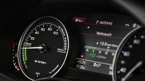 Korte rijtest van de Audi R8 e-tron op het circuit van luchthaven Berlijn Tempelhof. Autotest elektrisch aangedreven Audi R8.
