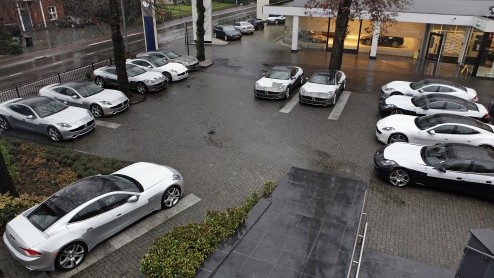 De Kroymans dealer in Hilversum is er klaar voor om de eerste exemplaren van de Fisker Karma uit te leveren. Zo'n twaalf exemplaren worden nog voor de kerst - met bijbehorende trotse eigenaren - de we