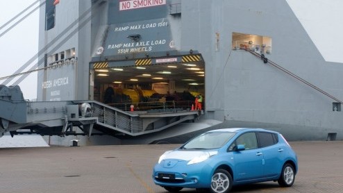 De eerste serie Nissans LEAF voor Nederland is in de Amsterdamse haven gearriveerd. Het allereerste exemplaar dat wiel aan wal zette, krijgt een bijzondere bestemming en vormt het middelpunt van een n