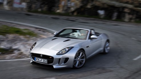 Rij-indruk met de nieuwe Jaguar F-TYPE. Zet hij het vuur aan de schenen van een 911 en R8?