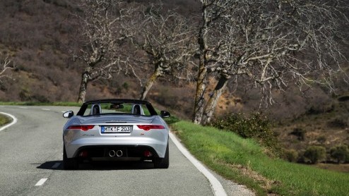 Rij-indruk met de nieuwe Jaguar F-TYPE. Zet hij het vuur aan de schenen van een 911 en R8?