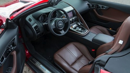 Rij-indruk met de nieuwe Jaguar F-TYPE. Zet hij het vuur aan de schenen van een 911 en R8?