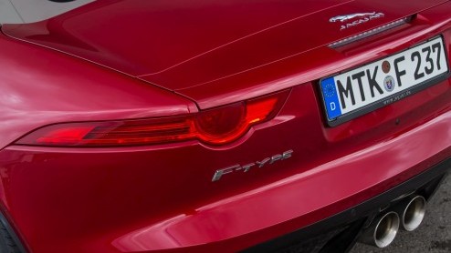 Rij-indruk met de nieuwe Jaguar F-TYPE. Zet hij het vuur aan de schenen van een 911 en R8?