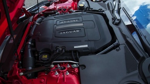 Rij-indruk met de nieuwe Jaguar F-TYPE. Zet hij het vuur aan de schenen van een 911 en R8?