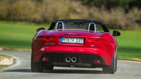 Rij-indruk met de nieuwe Jaguar F-TYPE. Zet hij het vuur aan de schenen van een 911 en R8?