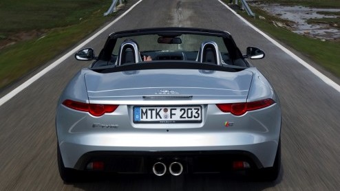 Rij-indruk met de nieuwe Jaguar F-TYPE. Zet hij het vuur aan de schenen van een 911 en R8?
