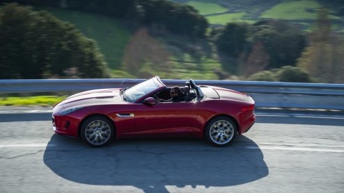 Rij-indruk met de nieuwe Jaguar F-TYPE. Zet hij het vuur aan de schenen van een 911 en R8?