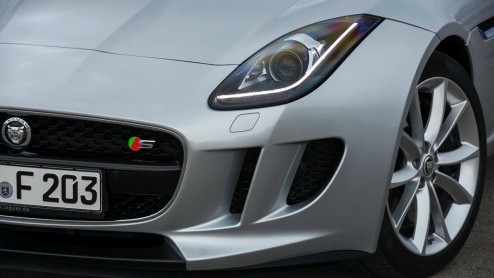Rij-indruk met de nieuwe Jaguar F-TYPE. Zet hij het vuur aan de schenen van een 911 en R8?