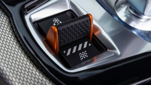 Rij-indruk met de nieuwe Jaguar F-TYPE. Zet hij het vuur aan de schenen van een 911 en R8?