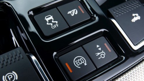 Rij-indruk met de nieuwe Jaguar F-TYPE. Zet hij het vuur aan de schenen van een 911 en R8?