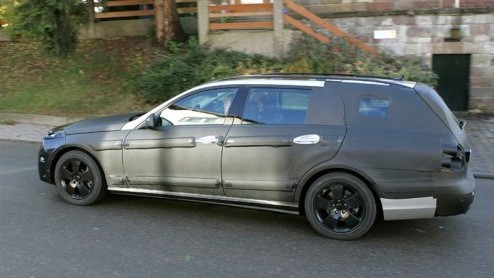 Een fikse lading scoops vandaag. Ondanks dat we de nieuwe Mercedes E-klasse pas in 2009 kunnen verwachten, hebben de spionagefotografen al beet. De W212 Estate staat op beeld en ook kunnen we een im