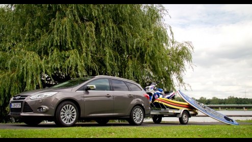Er was eens een vaste trekhaak. Die werd opgevolgd door een afneembare trekhaak. En wat hebben we nu? De elektrisch wegklapbare trekhaak. Primeur? Nee, maar wel voor de Ford Focus.