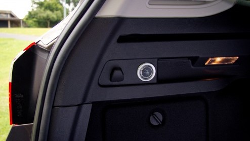 Er was eens een vaste trekhaak. Die werd opgevolgd door een afneembare trekhaak. En wat hebben we nu? De elektrisch wegklapbare trekhaak. Primeur? Nee, maar wel voor de Ford Focus.